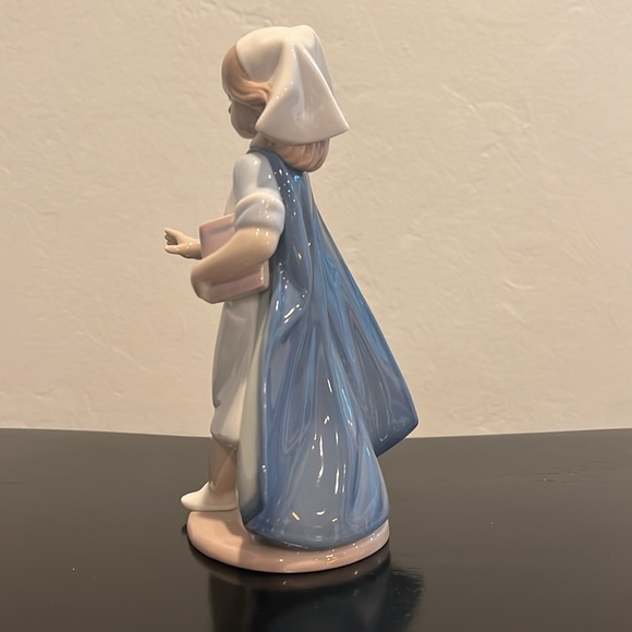 Lladro 6307 “Young Nurse” - Picture 3 of 8
